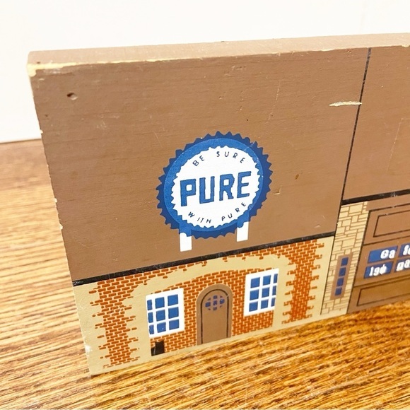 The Cat’s Meow | Vintage 1992 Series X Pure Gas Station Mini Wooden House - Picture 5 of 7